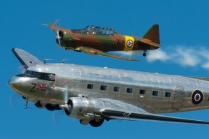 DC-3 og T-6 på Sola Airshow 2012 (foto Harald Hagen)