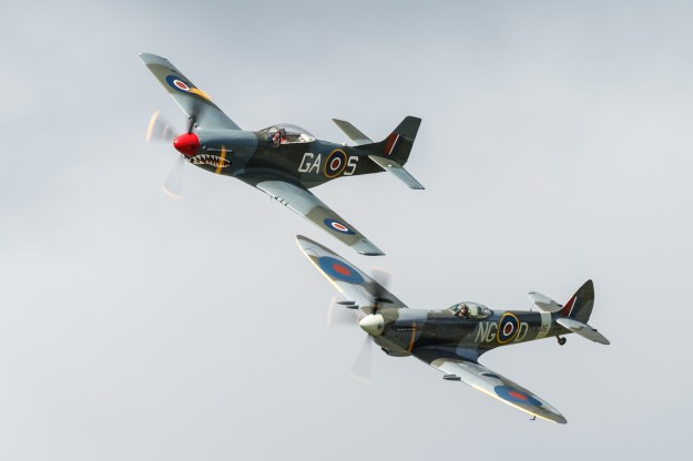 Spitfire og Mustang på Flydagen Sola 2015 (foto: Eirik Østensjø).